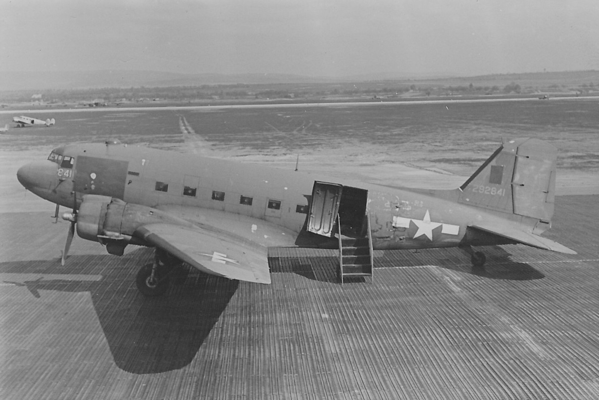 Средний военно-транспортный самолет C-47 